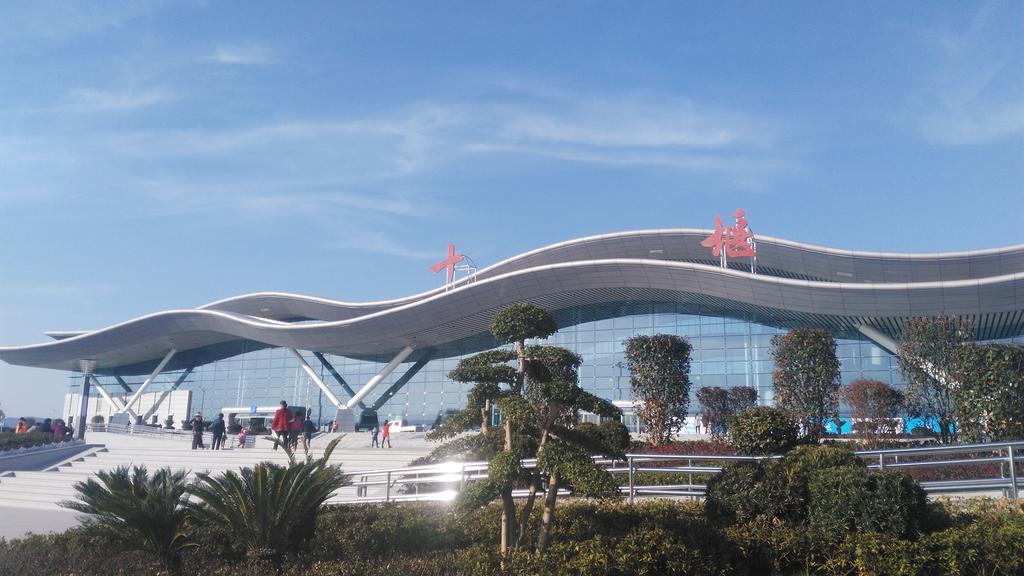 Wudangshan Yinjie Holiday Hotel Danjiangkou Exterior photo